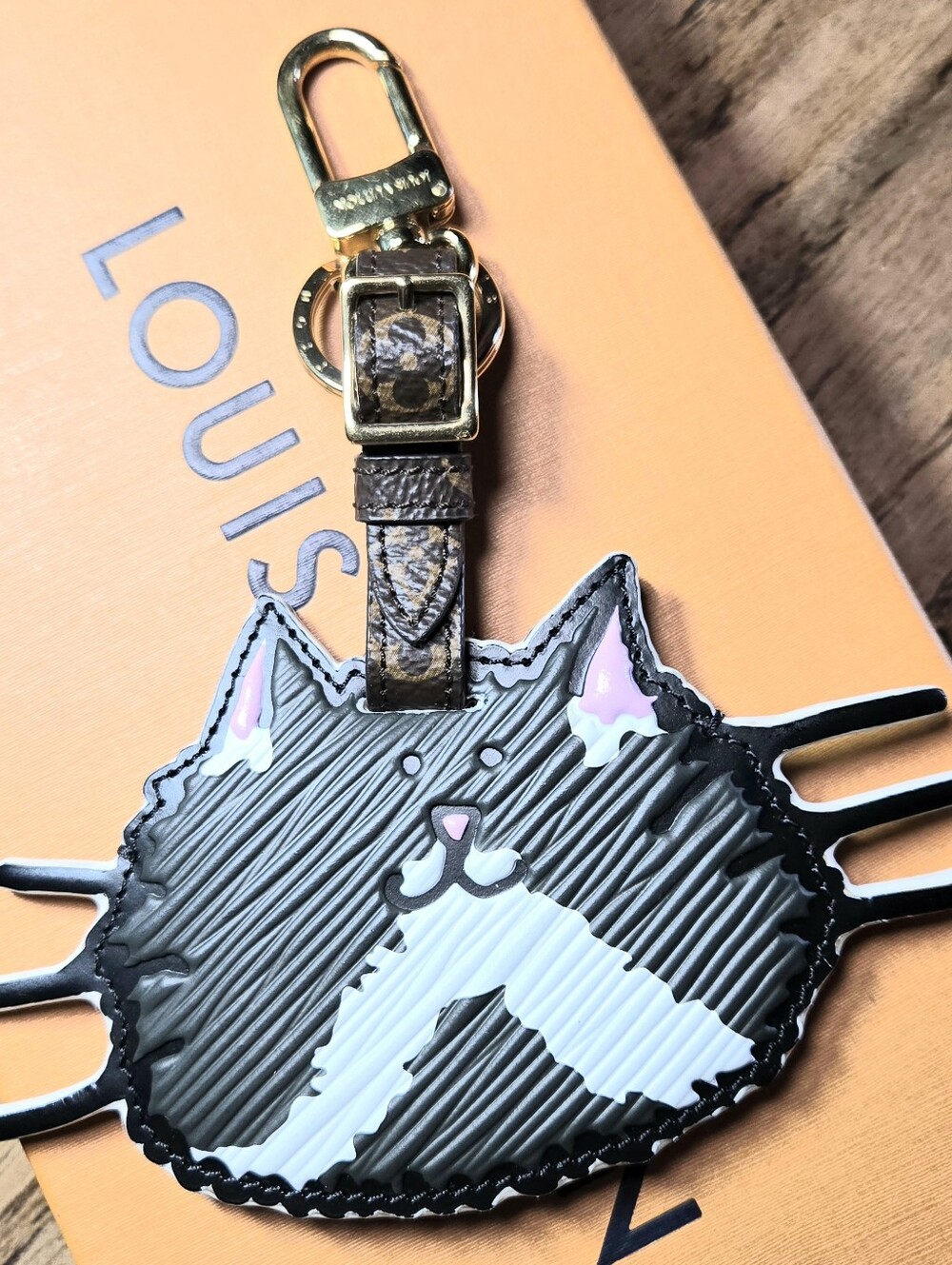 #129 - RARE LOUIS VUITTON Grace Coddingtom Catogram gray cat epi charm MP2282 - Picture 9 of 11